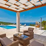 Joy - 40 M2 Heated Pool, 35 000 M2 Of Land Pucisca