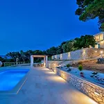Joy - 40 M2 Heated Pool, 35 000 M2 Of Land Pucisca