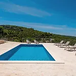 Villa Joy - 40 M2 Heated Pool, 35 000 M2 Of Land Pucisca