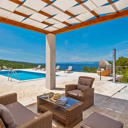 Joy - 40 M2 Heated Pool, 35 000 M2 Of Land Pucisca