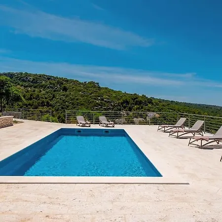 Villa Joy - 40 M2 Heated Pool, 35 000 M2 Of Land Pucisca