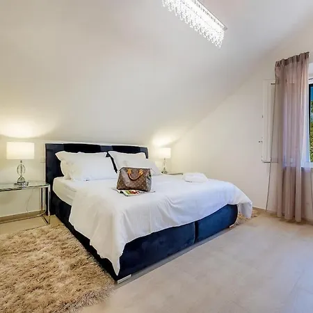 Joy - 40 M2 Heated Pool, 35 000 M2 Of Land * Pucisca